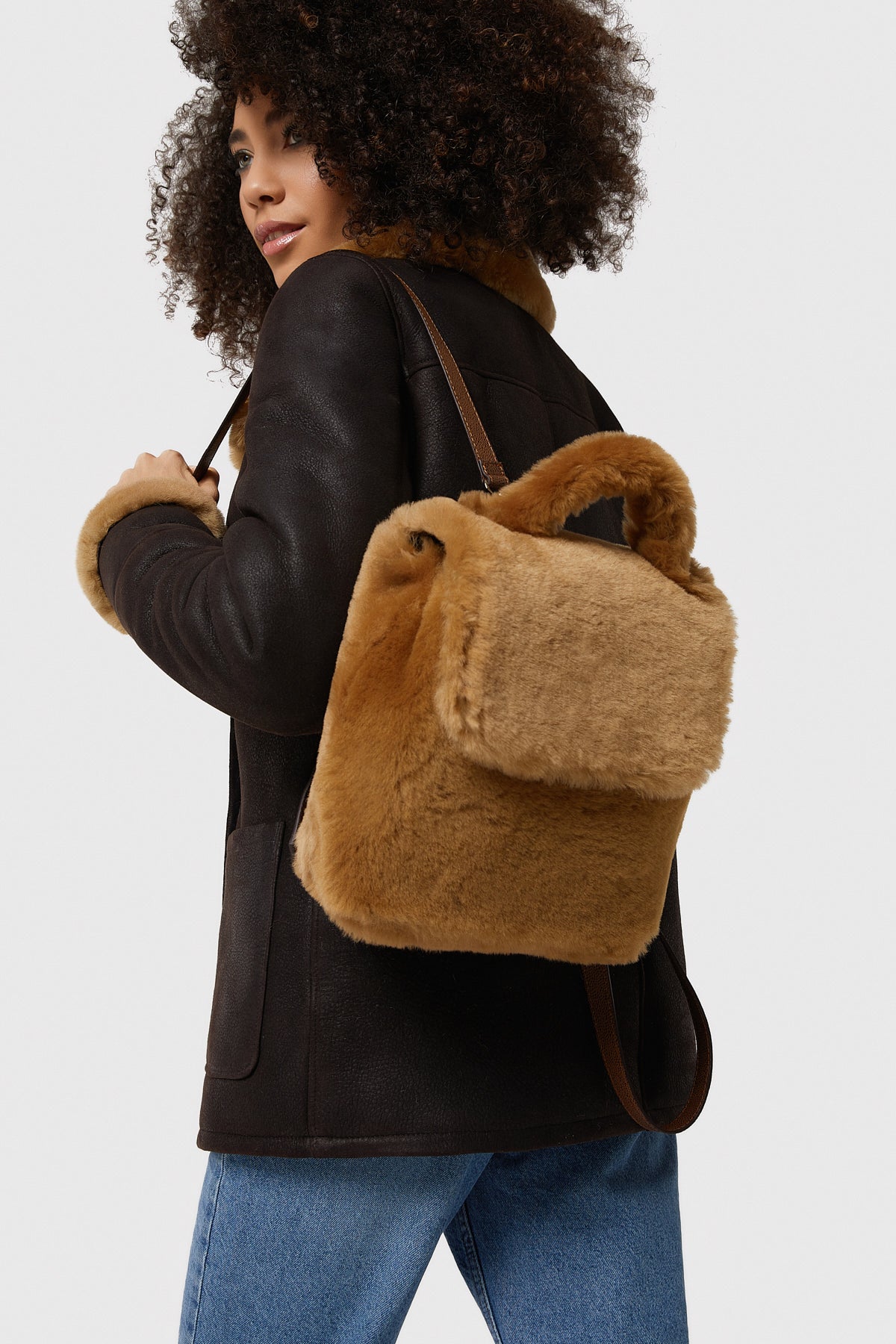 Shearling mini-rugzak voor dames, gemberwol