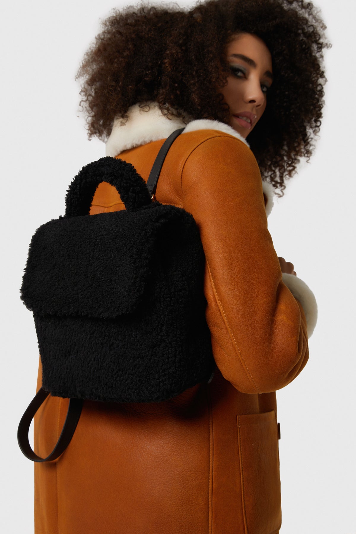 Shearling mini-rugzak voor dames, zwarte krullende wol