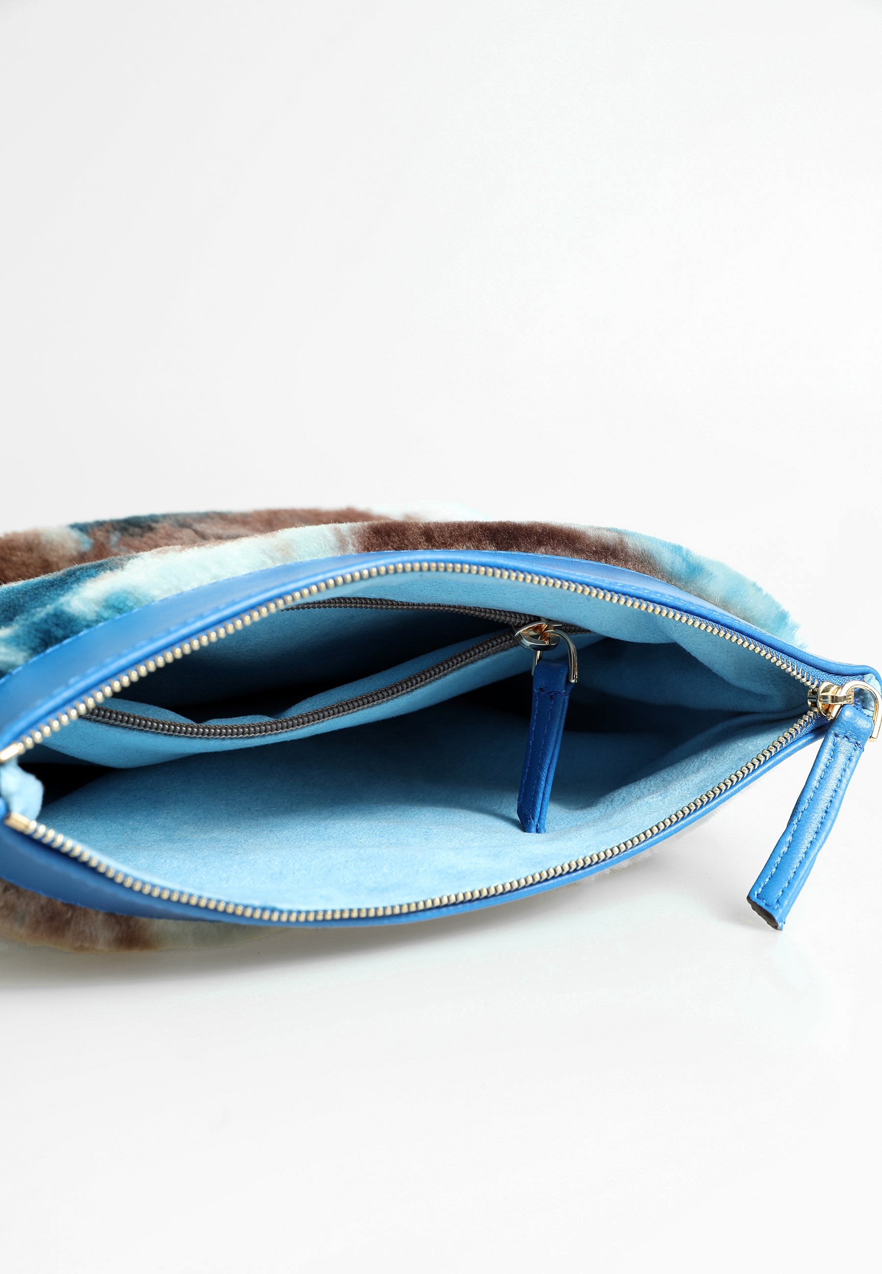 Shearling-clutch voor dames, blauw met blauwe veelkleurige wol