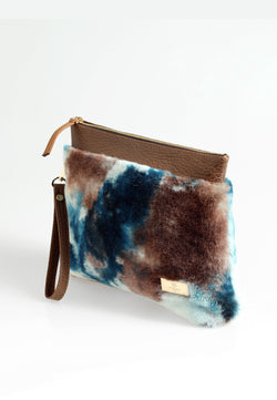 Image of Shearling-clutch voor dames, bruin met blauwe veelkleurige wol